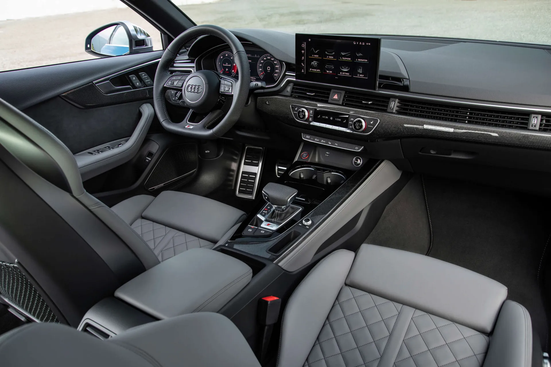Wnętrze Audi z pikowaną skórzaną tapicerką