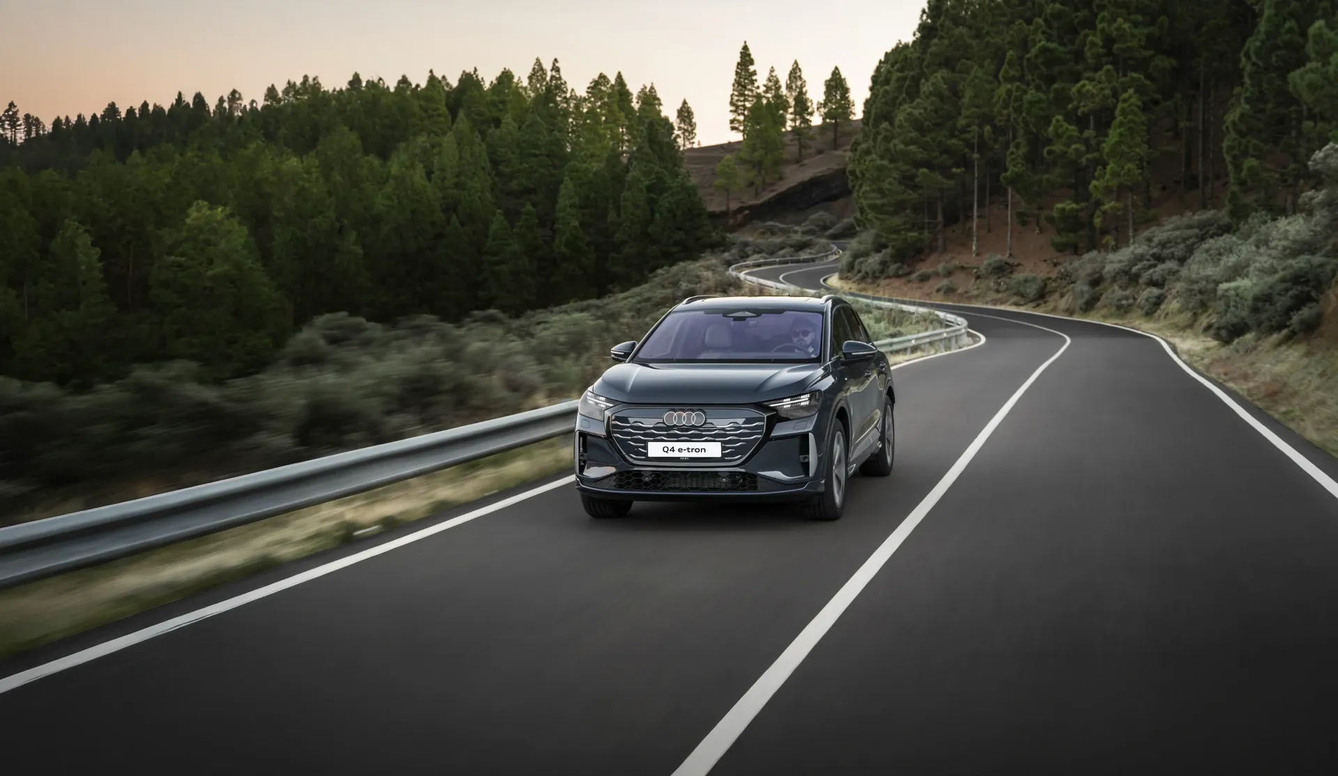 Audi Q4 e-tron na leśnej drodze dostępne od ręki