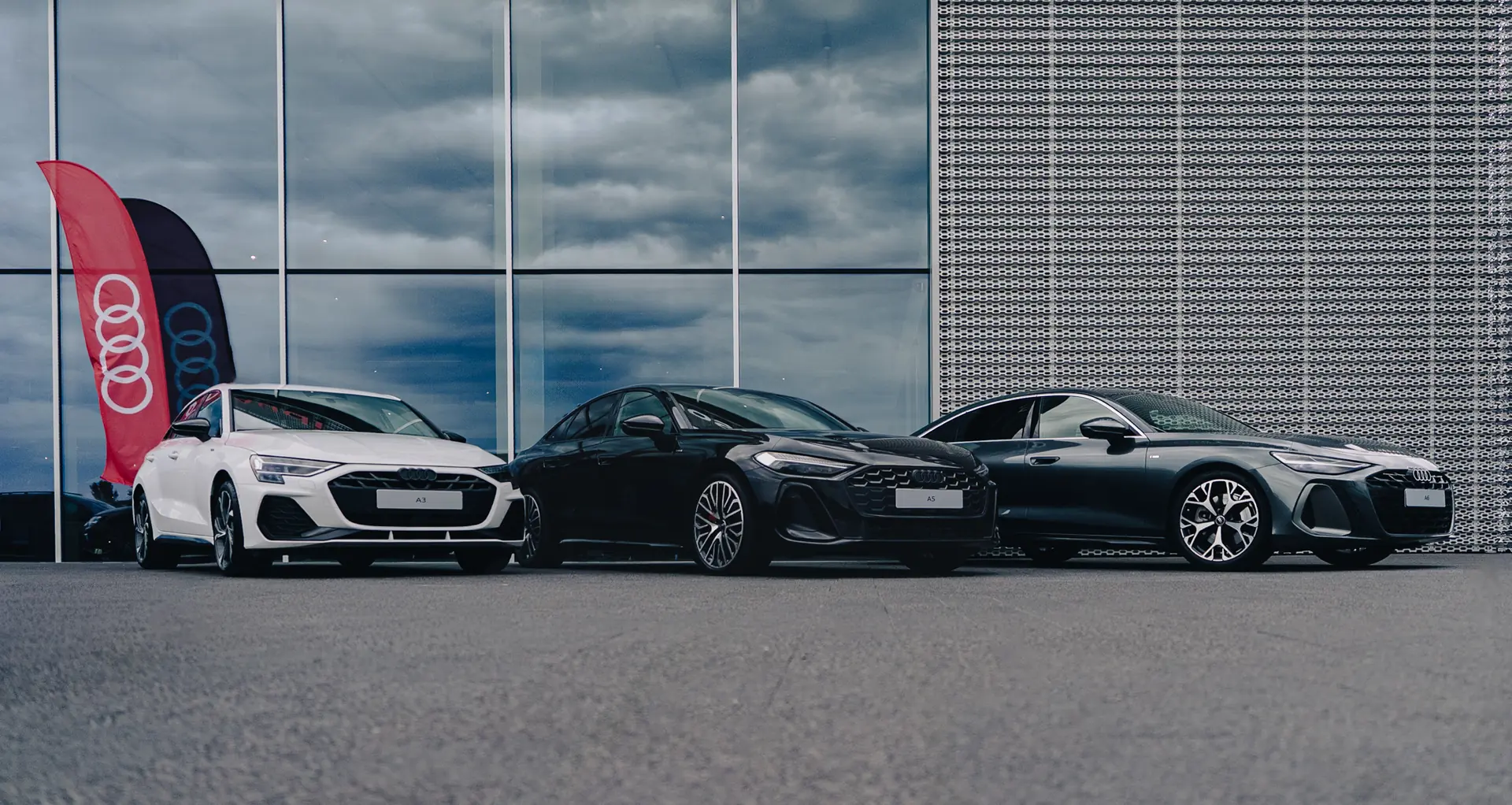 audi a3, a5, a6 przed salonem audi w bydgoszczy