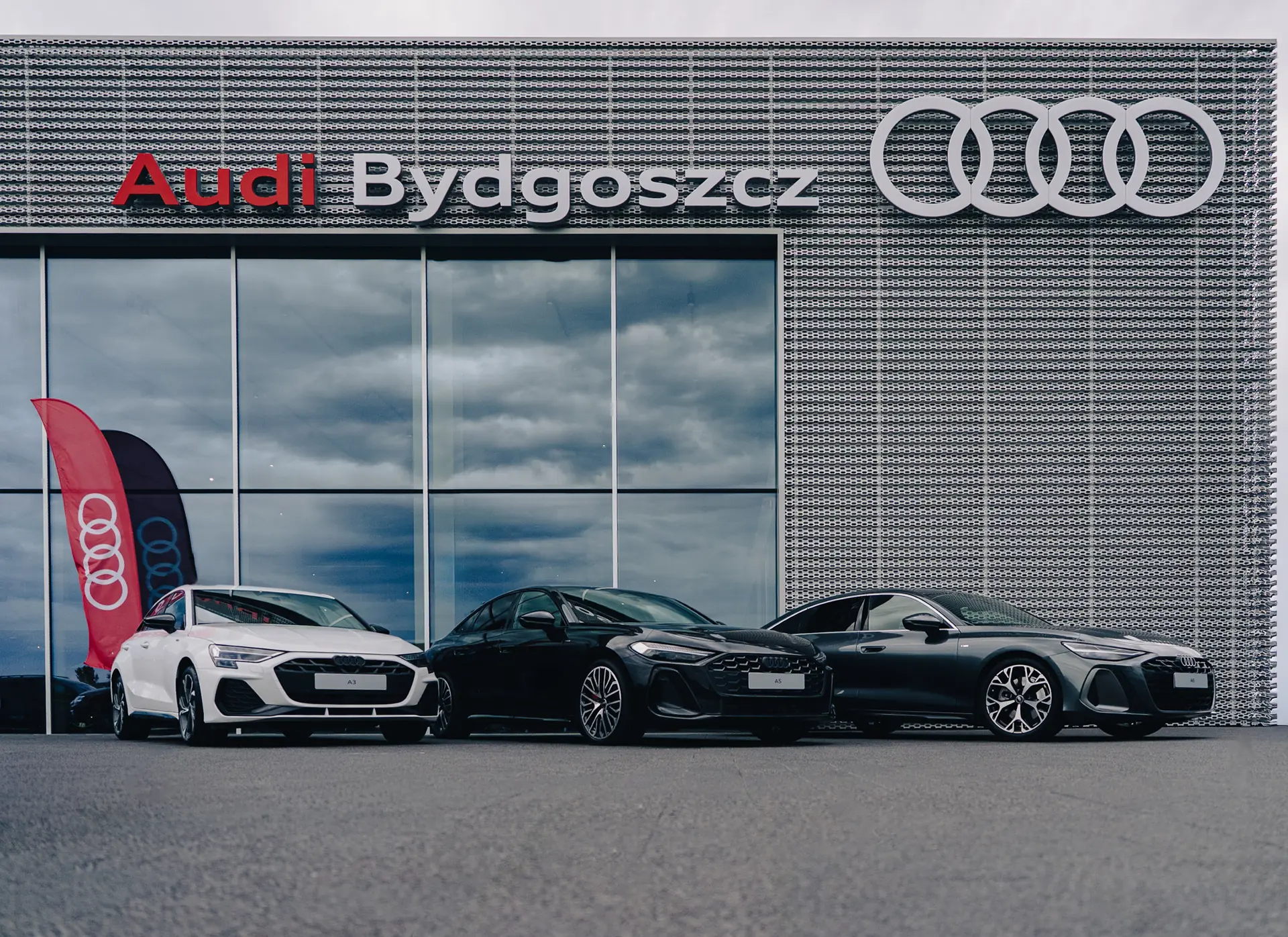 Audi A3, A5 i A6 przed salonem Audi Bydgoszcz