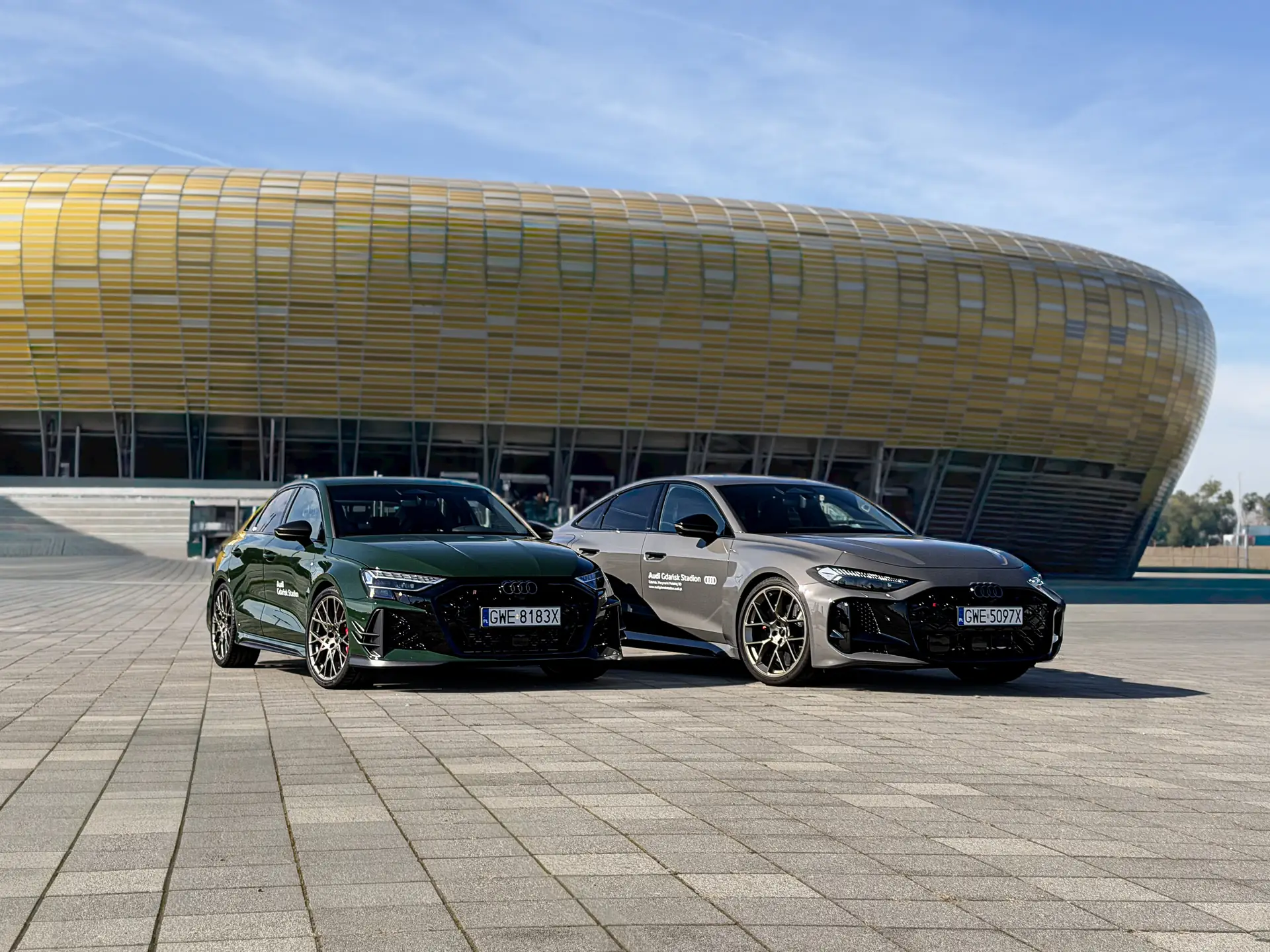 Audi RS przed stadionem w gdańsku